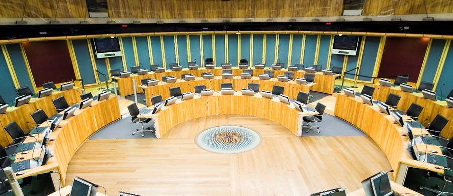 A room with many computers
Description automatically generated