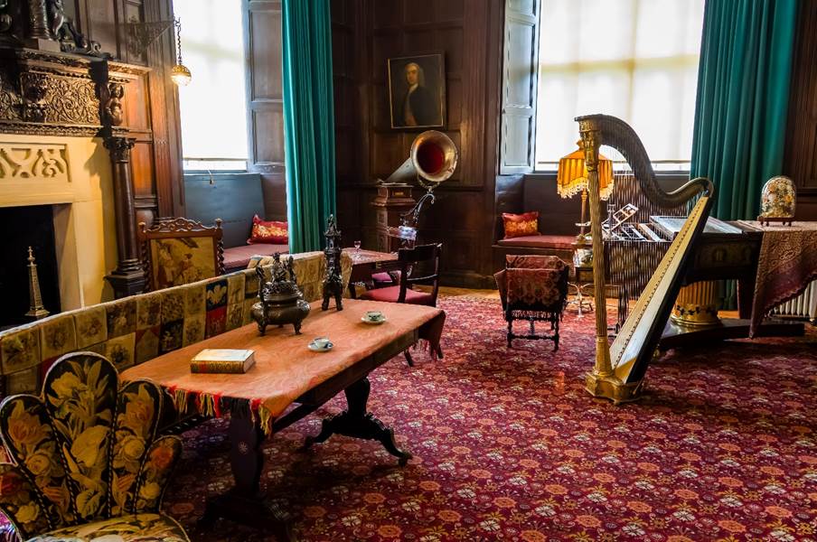 A room with a table and chairs

AI-generated content may be incorrect.