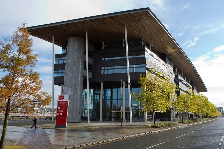 A building with a roof and windows

AI-generated content may be incorrect.