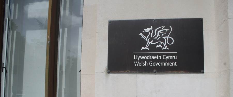 A sign on a building

Description automatically generated