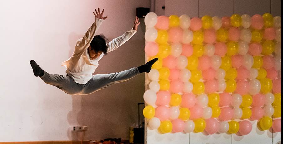 A person jumping in the air

AI-generated content may be incorrect.