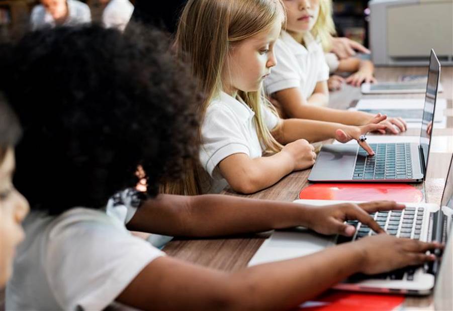 A group of children using laptops
AI-generated content may be incorrect.